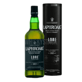 Flaske og box af Laphroaig Lore Single Malt Whisky med karakteristisk mørk etiket, fremvist foran en baggrund, der afspejler Islay's robuste kystlandskab, illustrerer whiskyens rige og røgede arv.